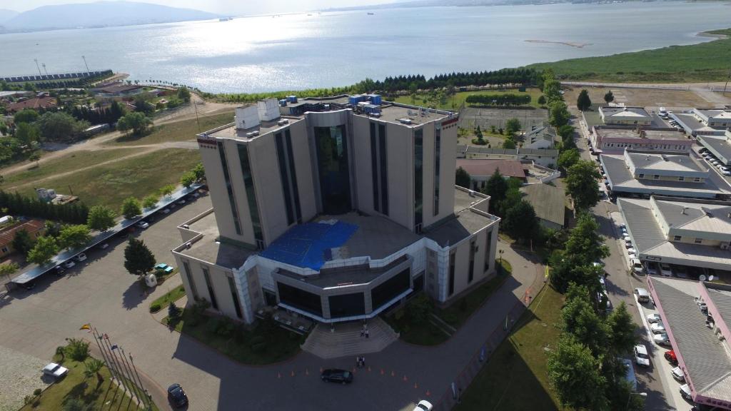 uma vista superior de um grande edifício com o oceano atrás dele em EmexOtel Kocaeli em Kocaeli