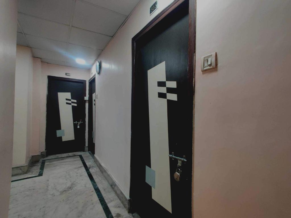 un couloir avec deux portes dans un bâtiment dans l'établissement Rupali Inn Near Chinar Park, Airport, à Salua