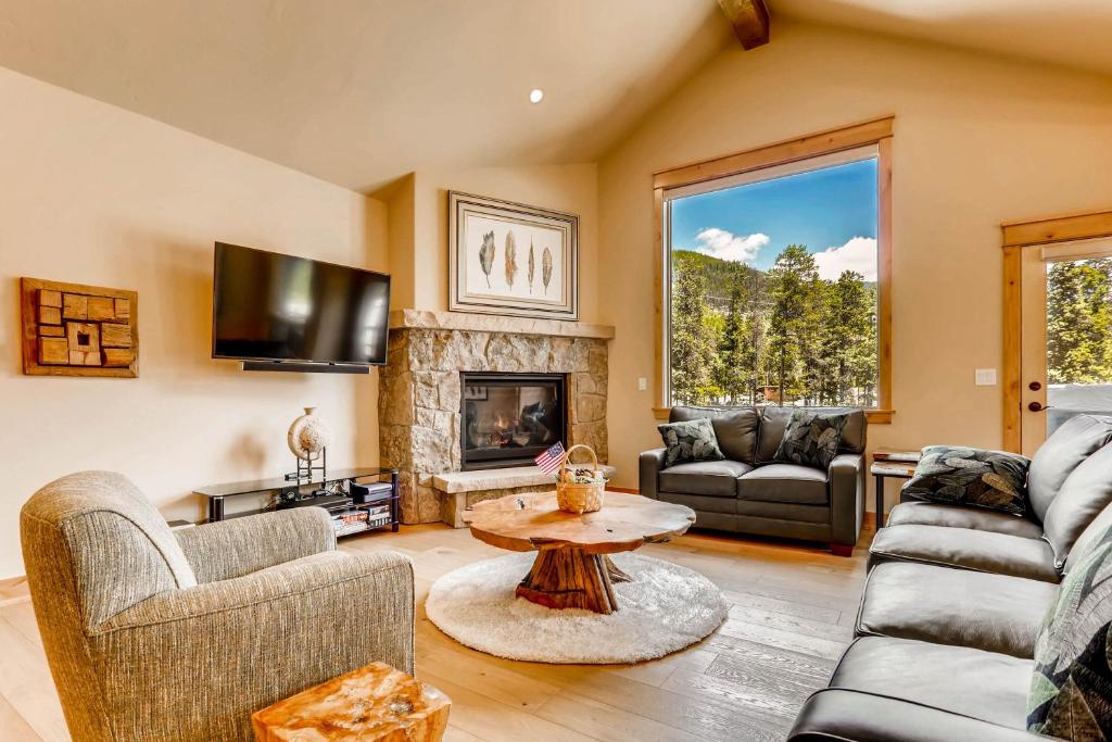 sala de estar con sofá y chimenea en River Run Townhomes by Keystone Resort, en Keystone