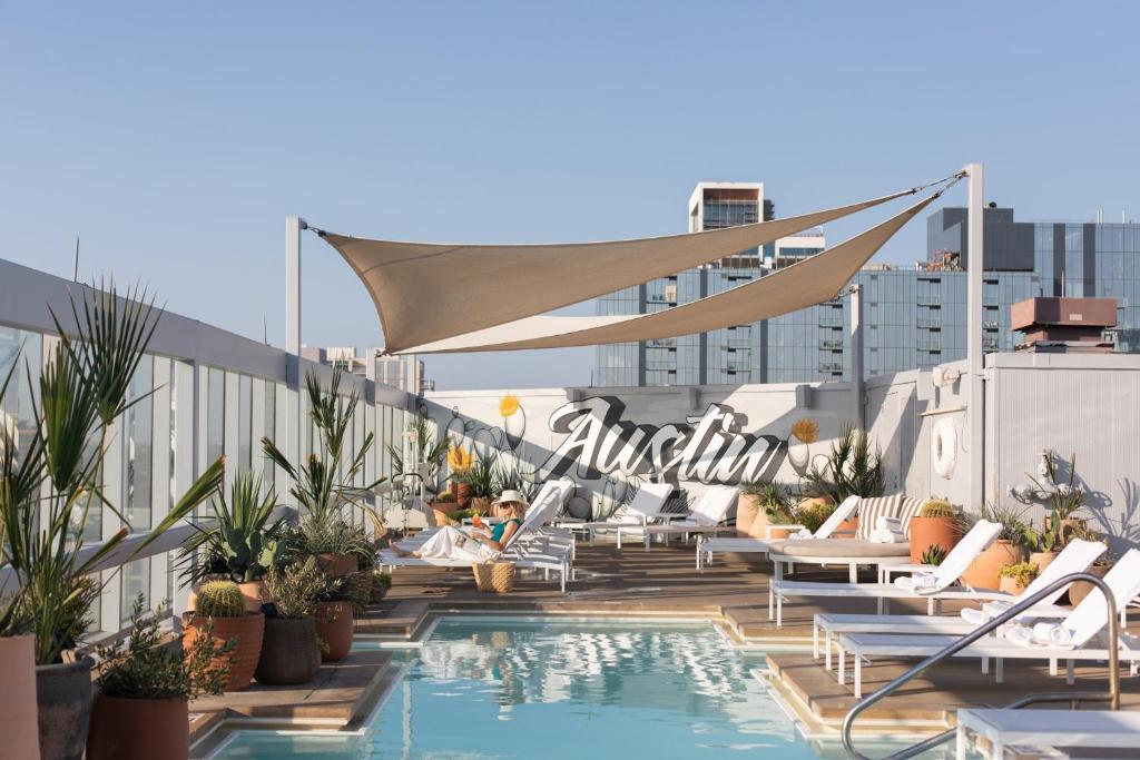 eine Dachterrasse mit einem Pool auf dem Dach eines Gebäudes in der Unterkunft Omni Austin Hotel Downtown in Austin