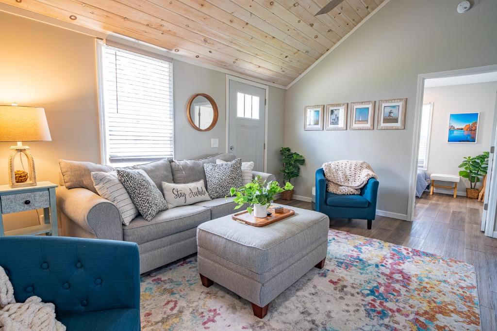 uma sala de estar com um sofá e duas cadeiras em Renovated Retreat Home in Huron walking distance to beach em Huron