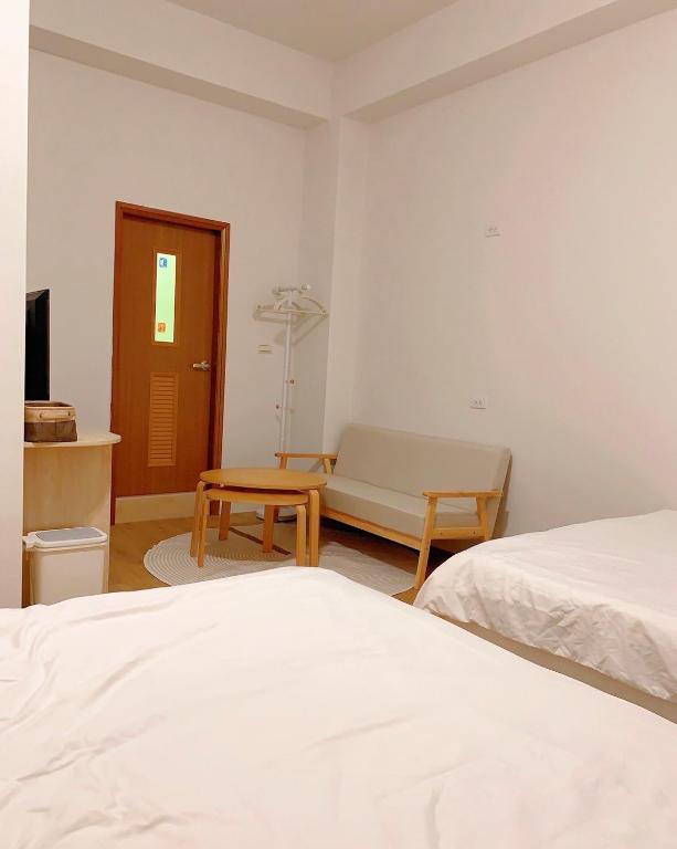 Postel nebo postele na pokoji v ubytování Travelers Hostel