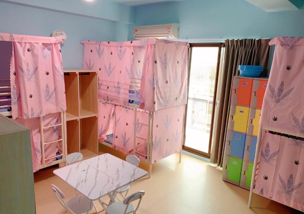 Postel nebo postele na pokoji v ubytování Travelers Hostel
