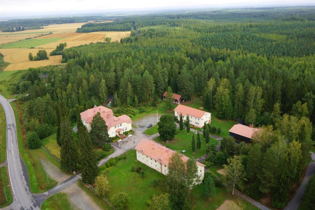 een luchtzicht op een huis midden in een bos bij Wanha Karhunmäki in Karhunmäki