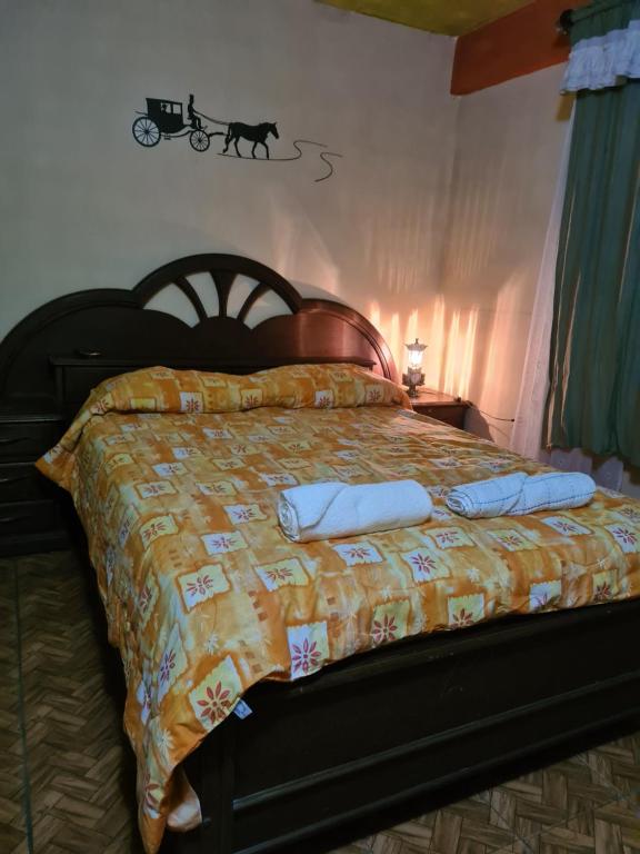 a bedroom with a bed with a horse drawn carriage on the wall at Zeus cómodo e Imperdible in Cochabamba