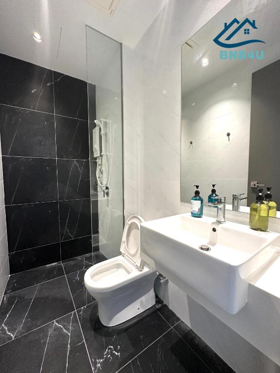 Koupelna v ubytování Beacon Executive Suites - By IZ