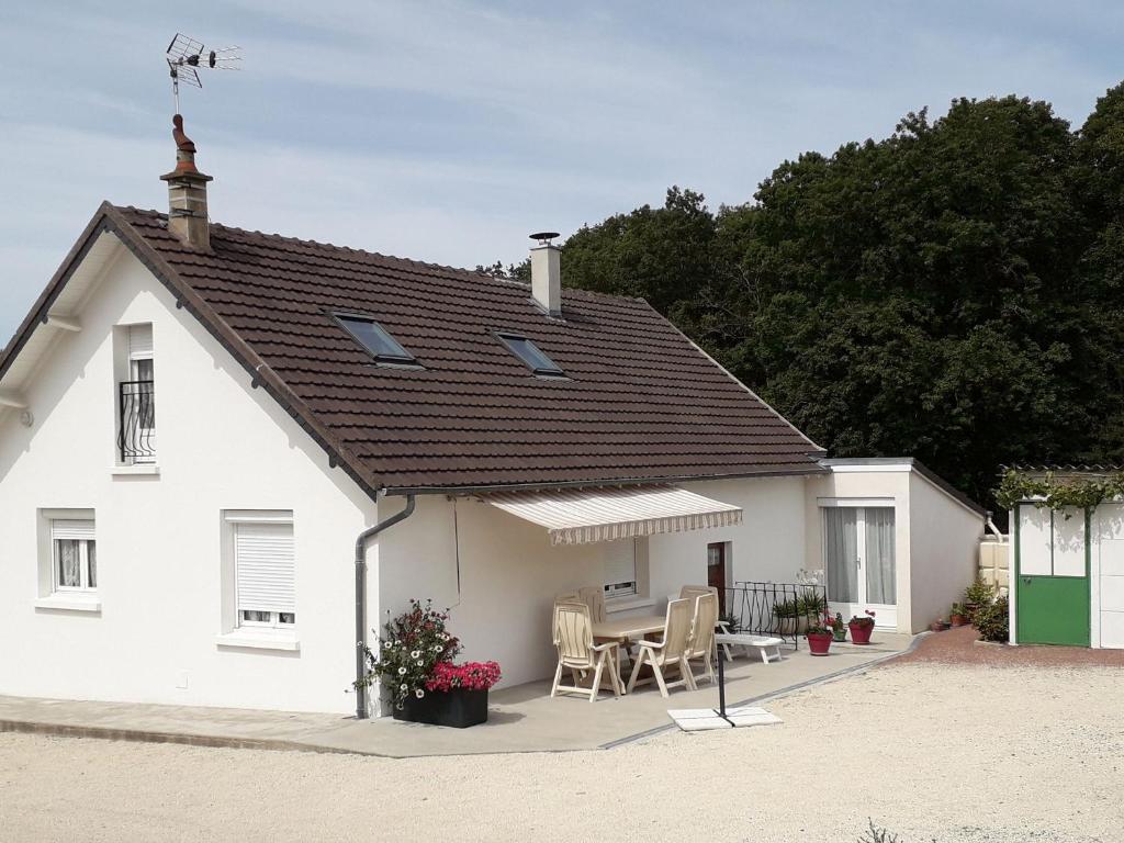 a white house with a table and chairs at Gîte Valençay, 4 pièces, 6 personnes - FR-1-591-148 in Valençay