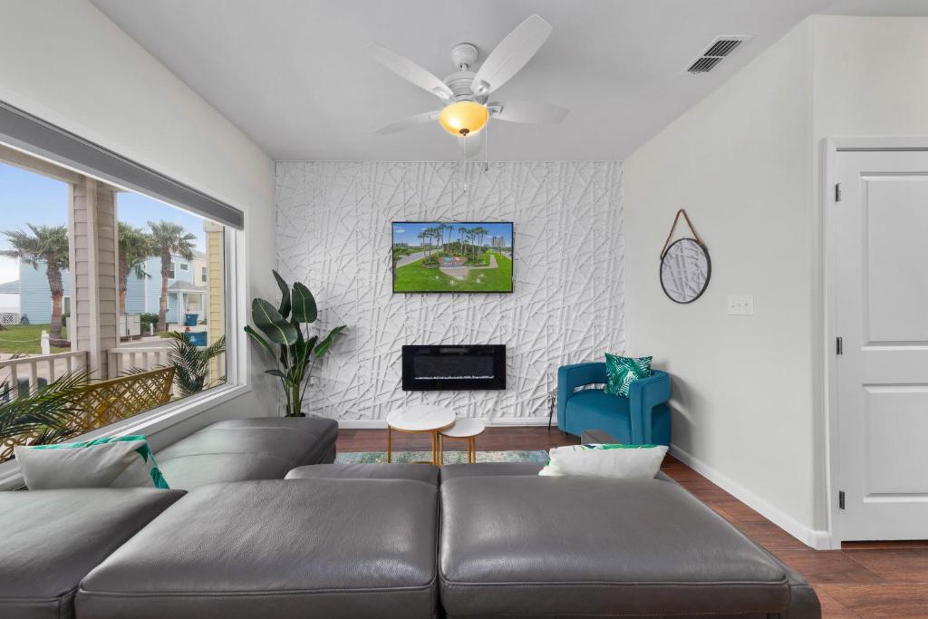 伊莎贝尔港Bayfront Cottage- Pool - Hot Tub - Close to Beach的带沙发和电视的客厅