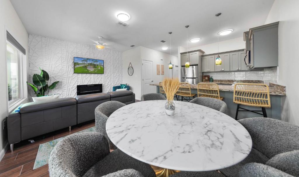 伊莎贝尔港Bayfront Cottage- Pool - Hot Tub - Close to Beach的客厅配有桌椅