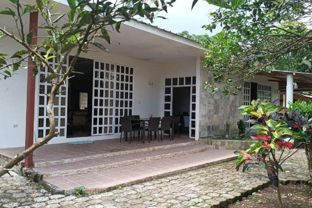 a view of the house from the outside at Alojamiento entero Galápagos, Puerto Ayora, Bellavista, Ecuador in Bellavista