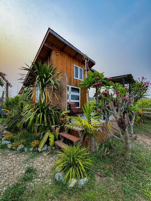 สวนหย่อมนอก DeeTorJai FarmStay Nan ดีต่อใจ ฟาร์มสเตย์ น่าน โดยเจ้าของ