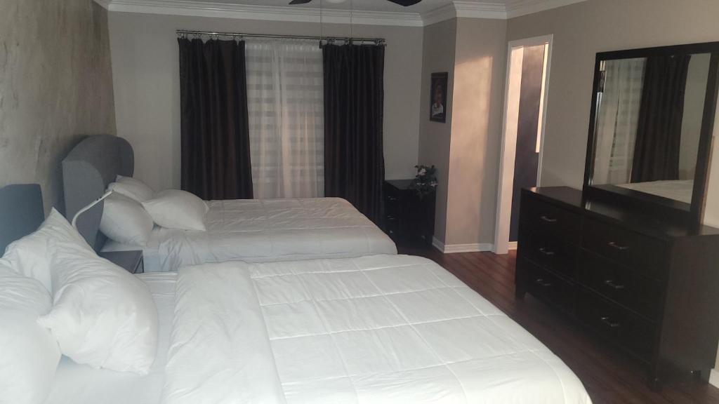 Postel nebo postele na pokoji v ubytování Stylish Ensuite Master bedroom in Kanata South
