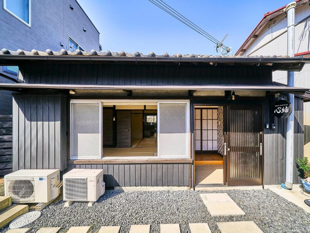 uma casa com uma entrada frontal com uma porta em Kokoyui Guest House Shingu - Vacation STAY 03207v em Shingu