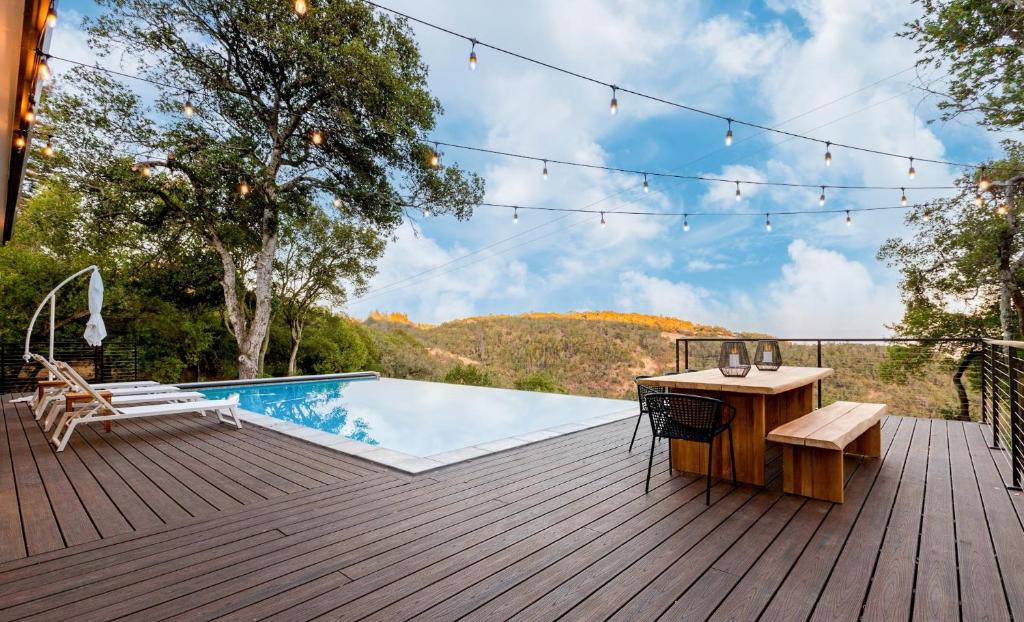 una terraza con mesa de picnic y piscina en Chardonnay by AvantStay Modern Private Haven in Sonoma Infinity Pool w Valley Views, en Sonoma