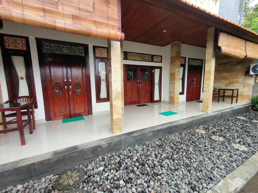 a house with red doors on the side of it at Molog guest house in Ubud