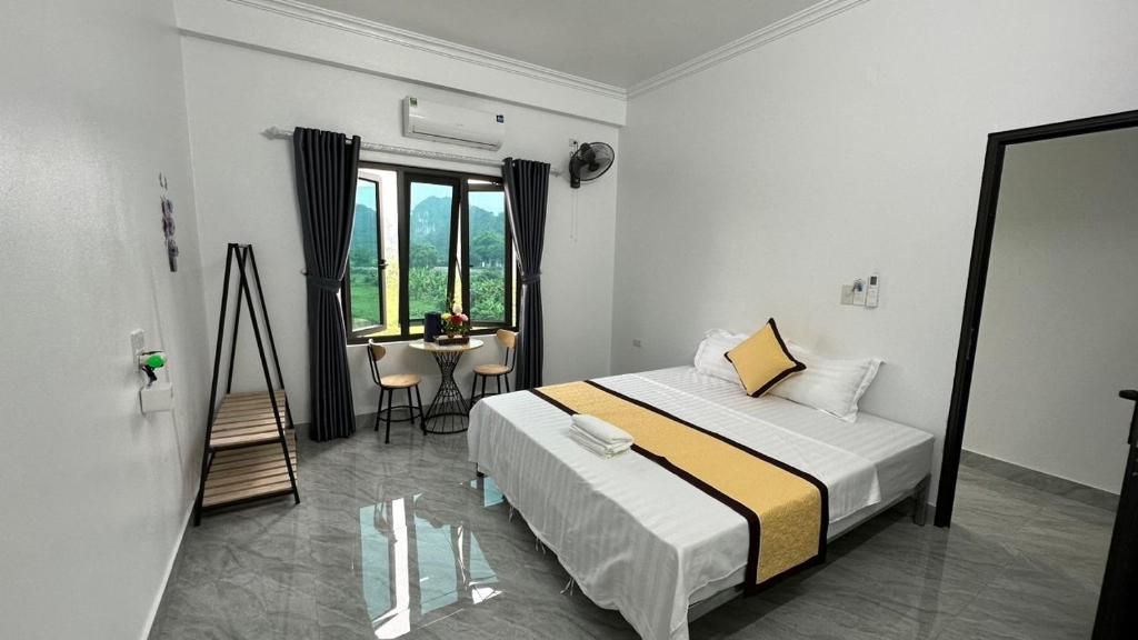 Un dormitorio con una cama y una mesa. en Thắng Thủy Tam Cốc Homestay, en Ninh Binh