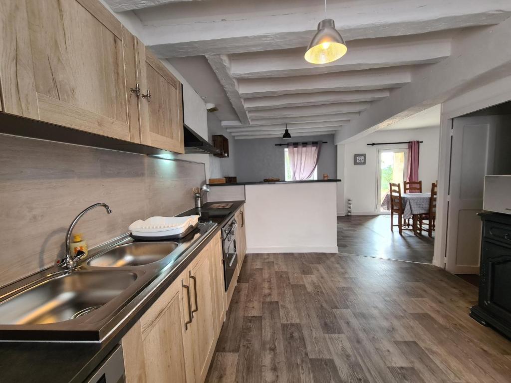 eine Küche mit einer Spüle und einer Arbeitsplatte in der Unterkunft Gîte Verneuil-sur-Igneraie, 3 pièces, 5 personnes - FR-1-591-368 
