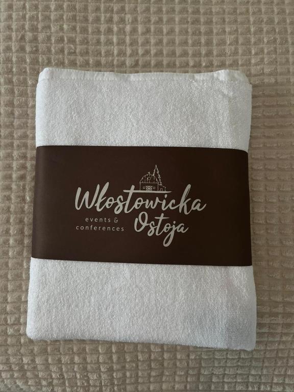 Una toalla con el nombre de un hotel. en Włostowicka Ostoja Apartament, en Puławy