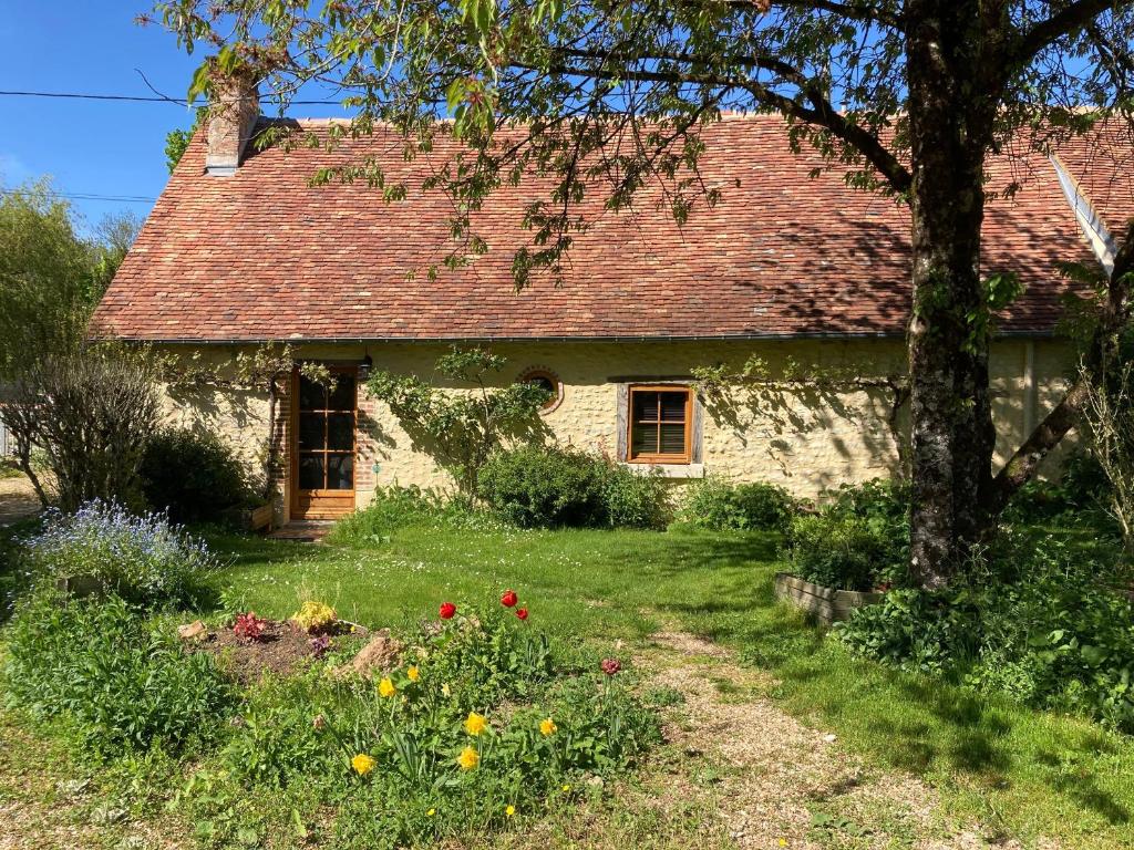 an old stone house with a garden in front of it at Gîte Parassy, 2 pièces, 2 personnes - FR-1-586-31 