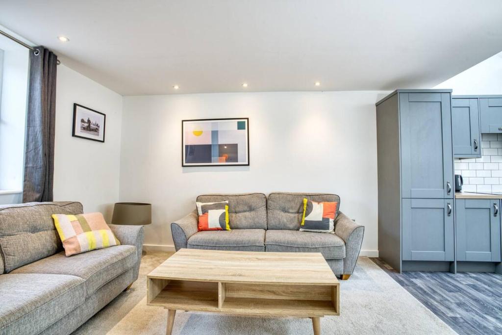 a living room with two couches and a coffee table at Pass the Keys Motherby 7 · Town House close to River front in Lincoln