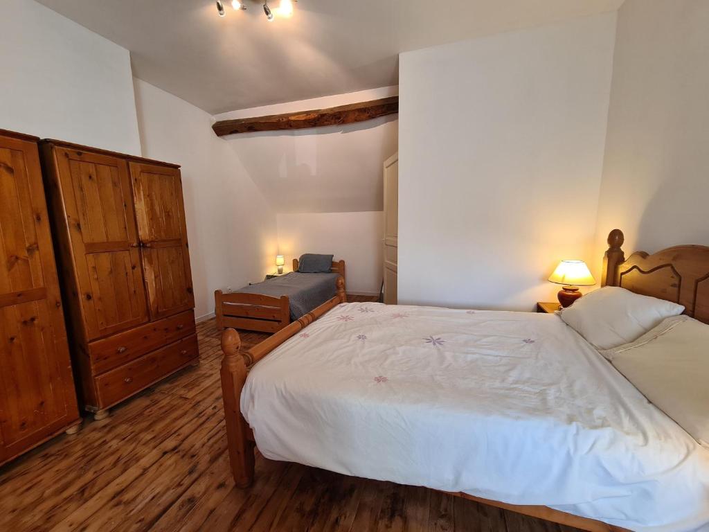 Posteľ alebo postele v izbe v ubytovaní Maison indépendante avec grand jardin, près de lacs et attractions touristiques, idéale pour famille - FR-1-591-381