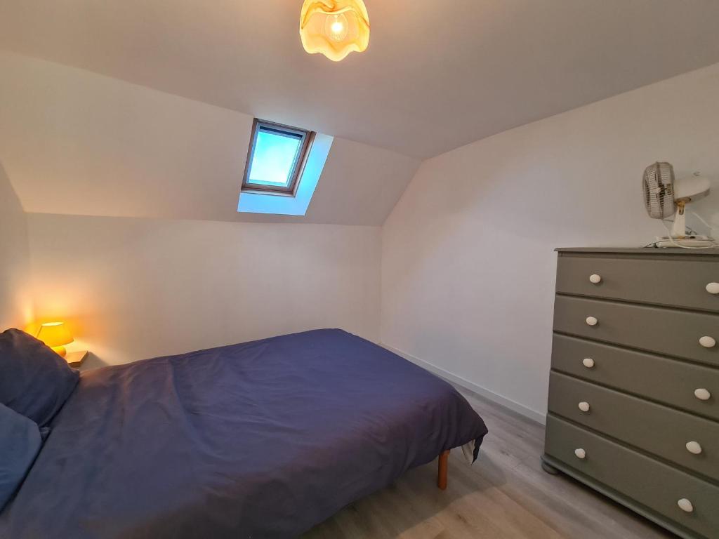 Posteľ alebo postele v izbe v ubytovaní Maison indépendante avec grand jardin, près de lacs et attractions touristiques, idéale pour famille - FR-1-591-381