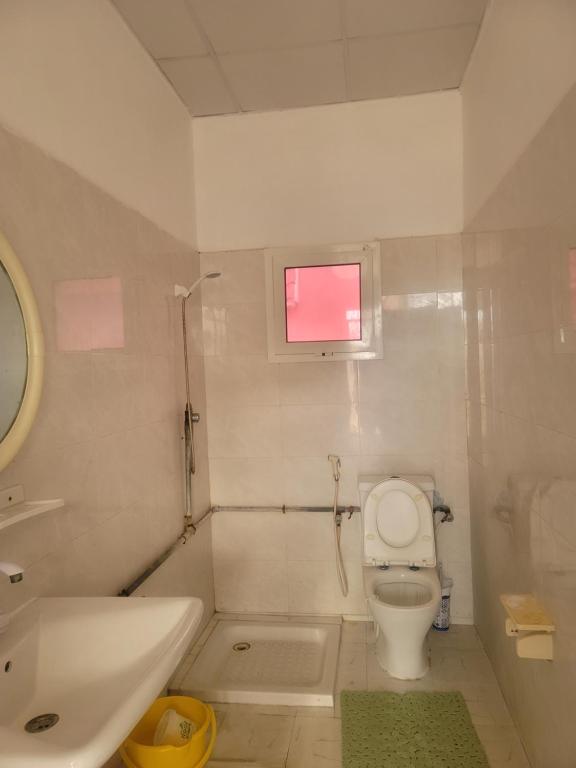 uma casa de banho com um WC, uma banheira e um lavatório. em Appt-Weber em Djibouti