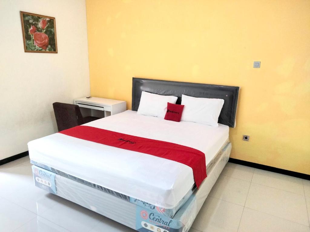 um quarto com uma cama grande num quarto em RedDoorz near Exit Tol Krapyak Semarang 3 em Kalibanteng-kidul