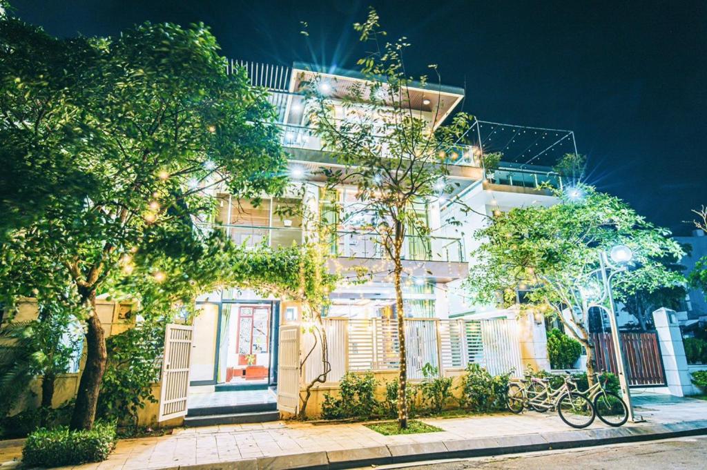 un edificio con una bicicleta estacionada frente a él en Villa FLC Sầm Sơn - Sao Biển 101 en Sầm Sơn