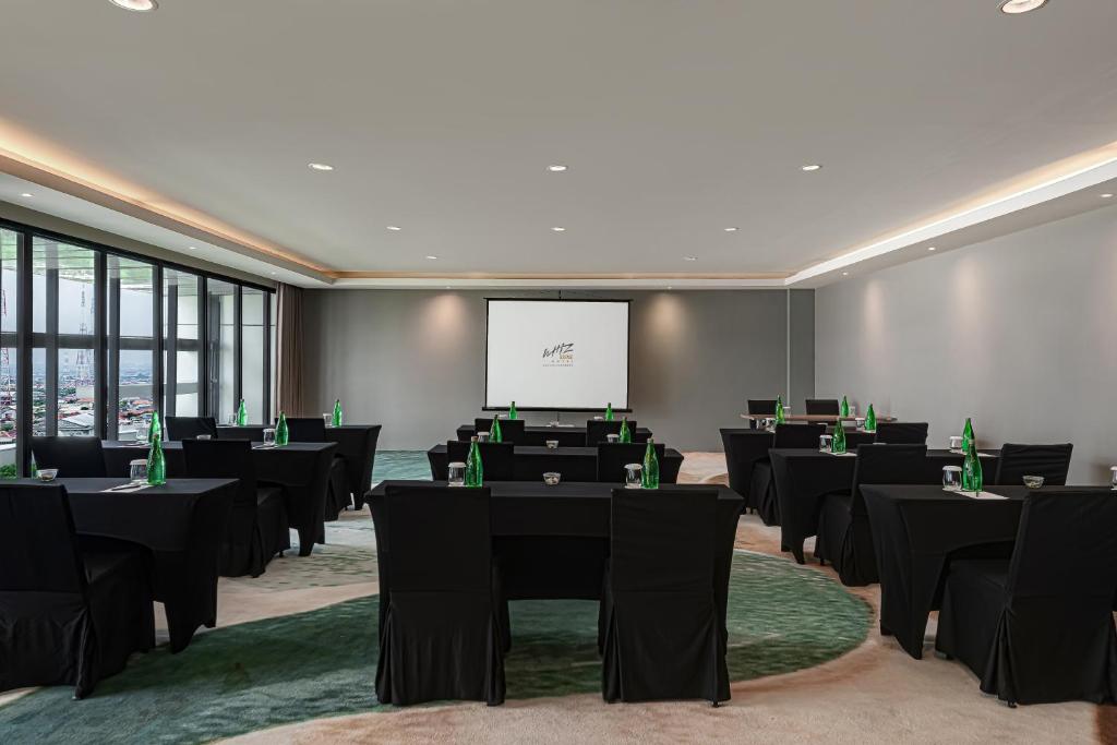 Konferenční prostory v ubytování Whiz Luxe Hotel Spazio Surabaya