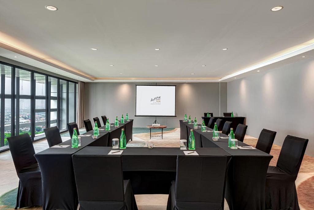 Konferenční prostory v ubytování Whiz Luxe Hotel Spazio Surabaya