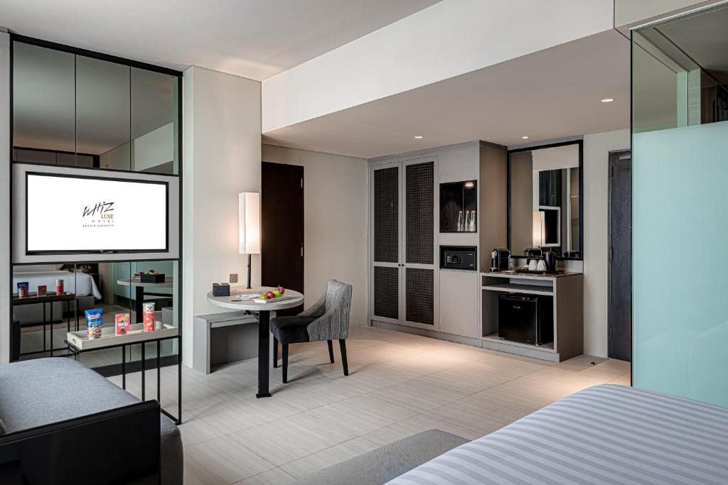 Kuchyň nebo kuchyňský kout v ubytování Whiz Luxe Hotel Spazio Surabaya