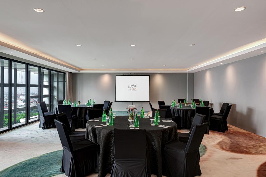 Konferenční prostory v ubytování Whiz Luxe Hotel Spazio Surabaya