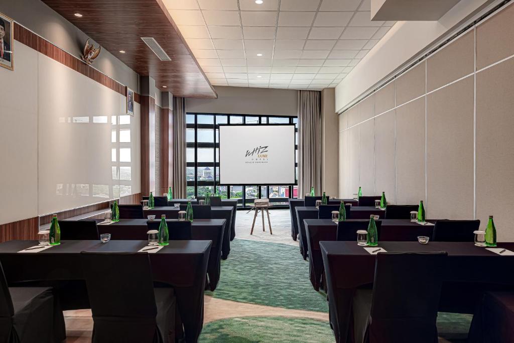 Restaurace v ubytování Whiz Luxe Hotel Spazio Surabaya