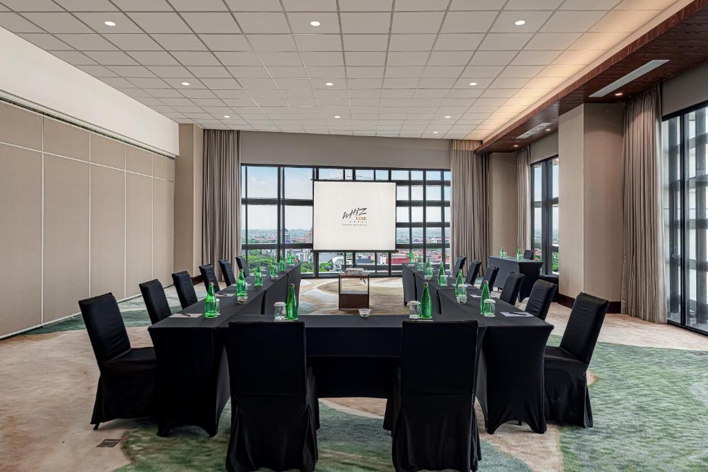 Konferenční prostory v ubytování Whiz Luxe Hotel Spazio Surabaya