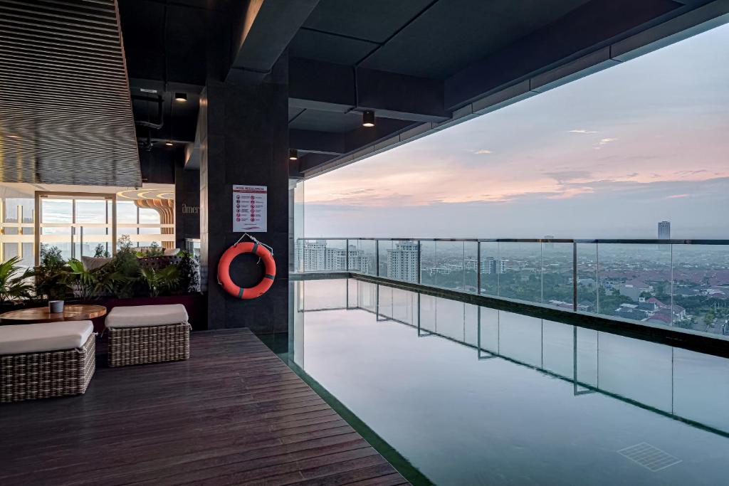 Bazén v ubytování Whiz Luxe Hotel Spazio Surabaya nebo v jeho okolí