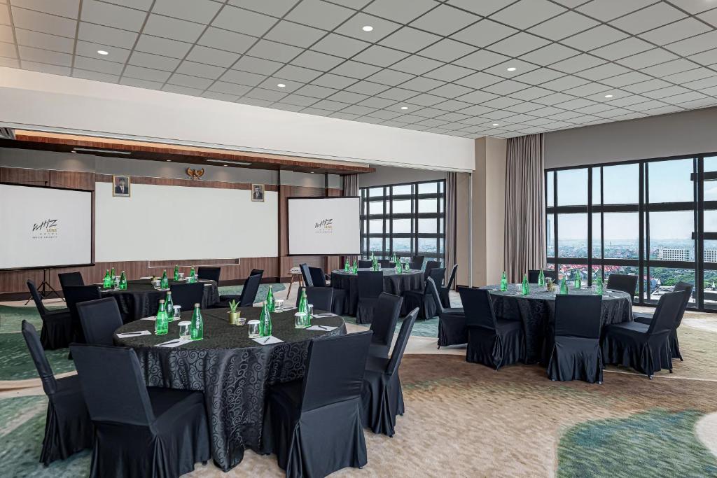 Konferenční prostory v ubytování Whiz Luxe Hotel Spazio Surabaya