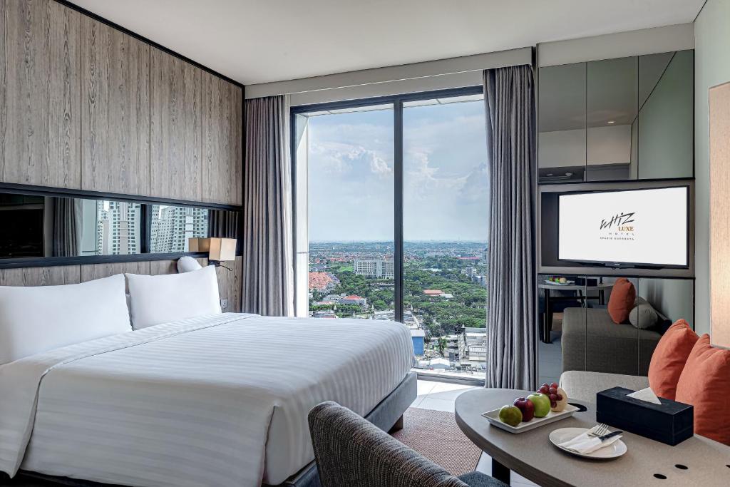 Postel nebo postele na pokoji v ubytování Whiz Luxe Hotel Spazio Surabaya