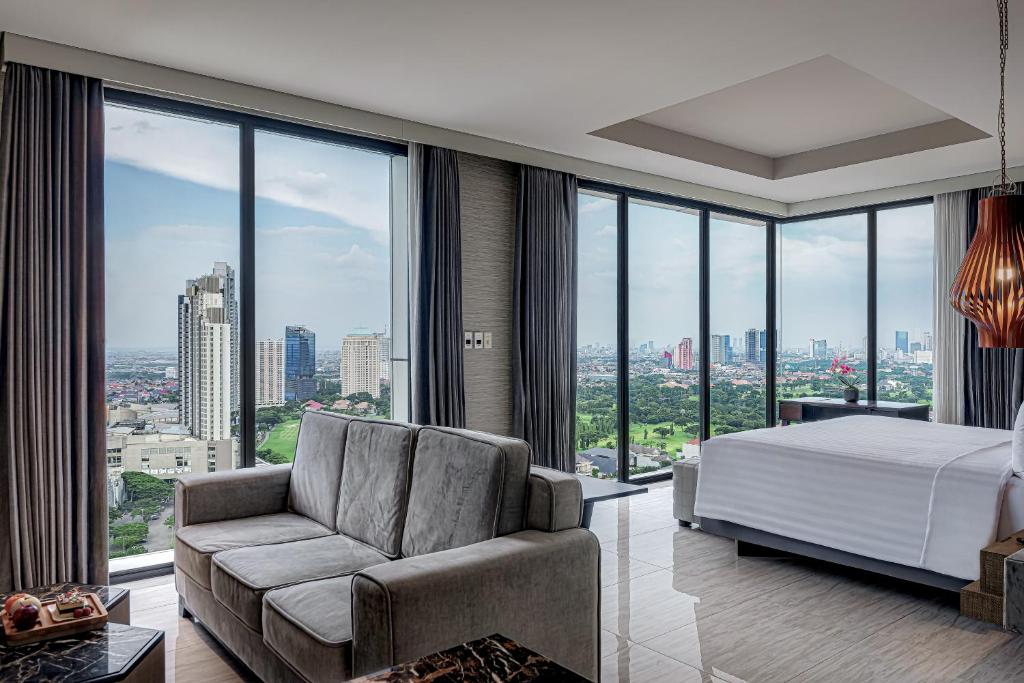 Postel nebo postele na pokoji v ubytování Whiz Luxe Hotel Spazio Surabaya