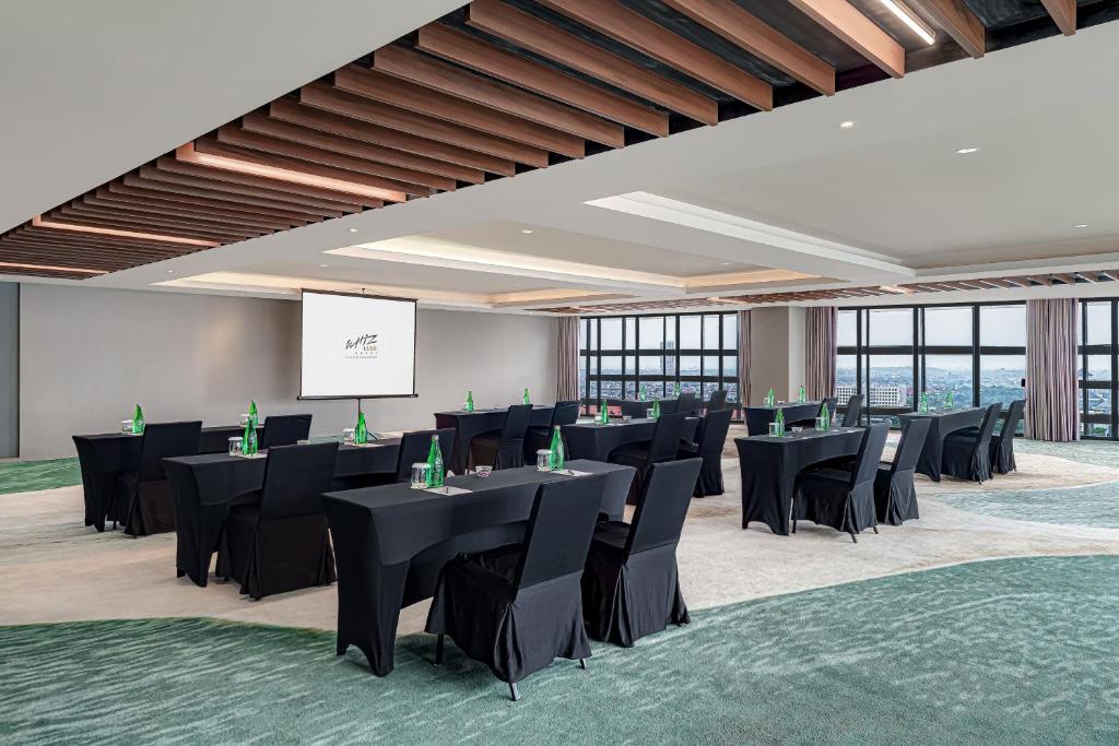 Konferenční prostory v ubytování Whiz Luxe Hotel Spazio Surabaya