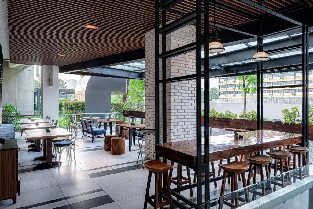 Restaurace v ubytování Whiz Luxe Hotel Spazio Surabaya