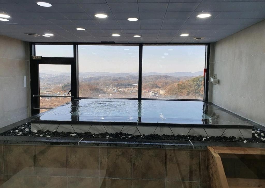 Bazén v ubytování WJ Hotel Pool House nebo v jeho okolí