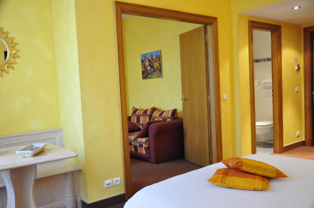 Postel nebo postele na pokoji v ubytování Logis Hôtel-Restaurant du Herrenstein