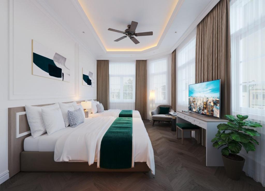 Habitación de hotel con cama y escritorio en Mộc châu Paradise, en Làng Môn
