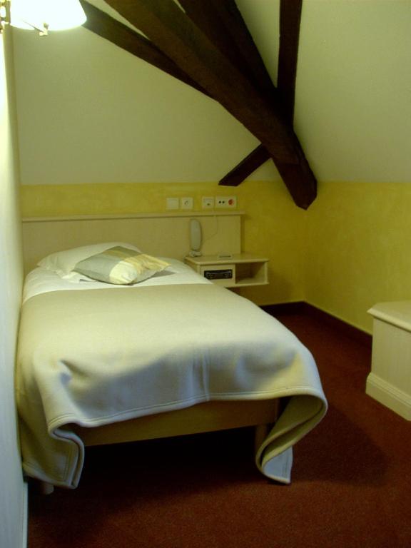 Postel nebo postele na pokoji v ubytování Logis Hôtel-Restaurant du Herrenstein