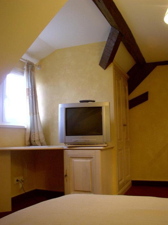 TV a/nebo společenská místnost v ubytování Logis Hôtel-Restaurant du Herrenstein