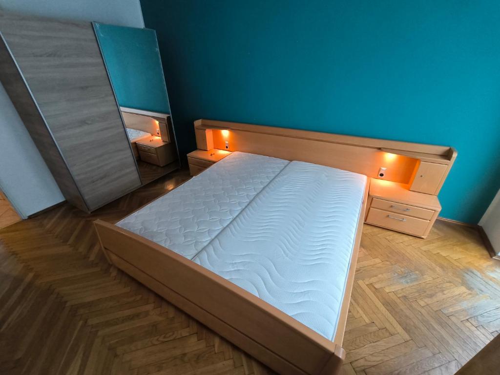duże łóżko w pokoju z 2 lustrami w obiekcie Apartament Jarosław na wyłączność w mieście Jarosław