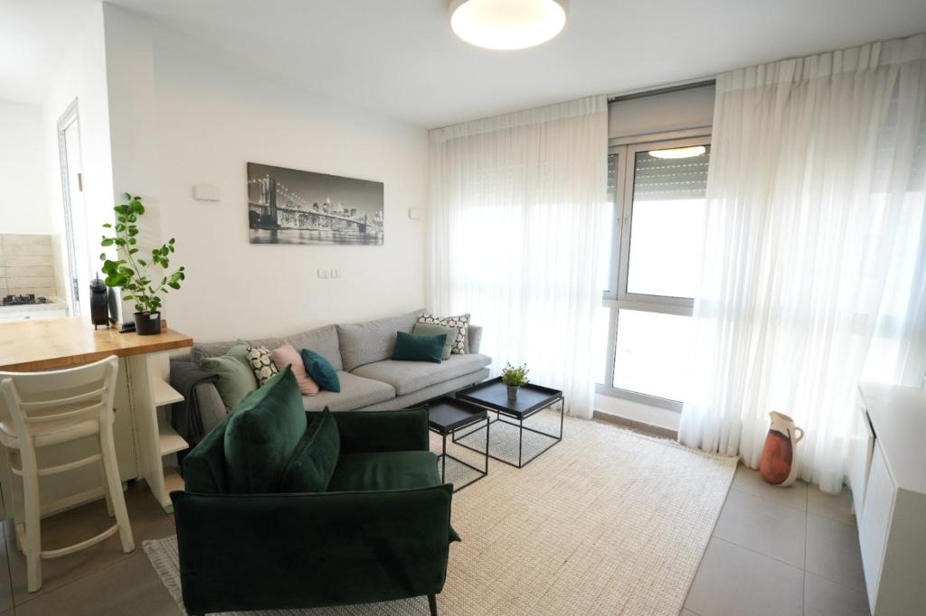sala de estar con sofá y mesa en Specious Pastoral And Attractive 5 Bedroom Apartment Center Hod Hasharon, en Hod HaSharon