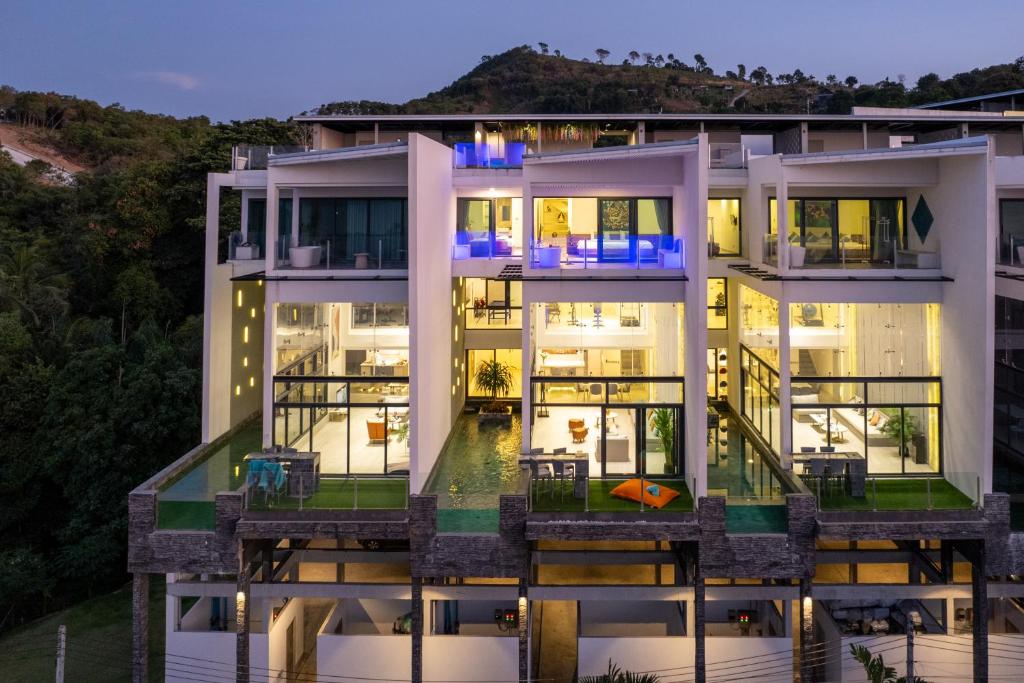 een luchtzicht op een gebouw met lichten aan bij Master Peak H4 - Seaside Serenity 4 Bedrooms Villa with Cinema, Fitness and Pool in Nathon Bay