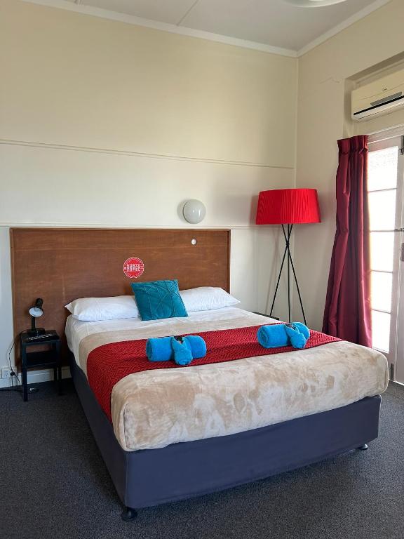 Postel nebo postele na pokoji v ubytování North Gregory Hotel